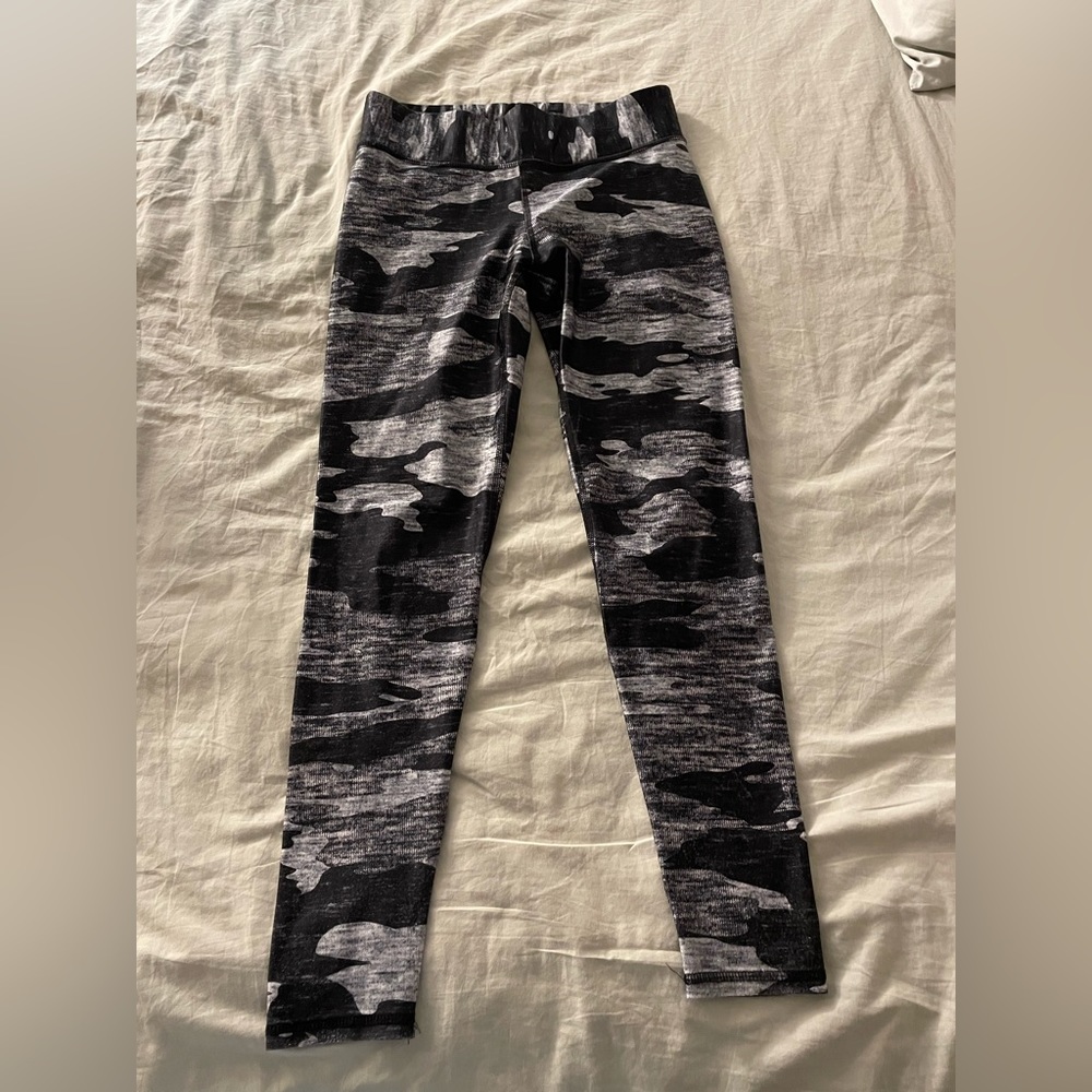 Zara Terez Black/grey camo print women’s leggings size L EUC